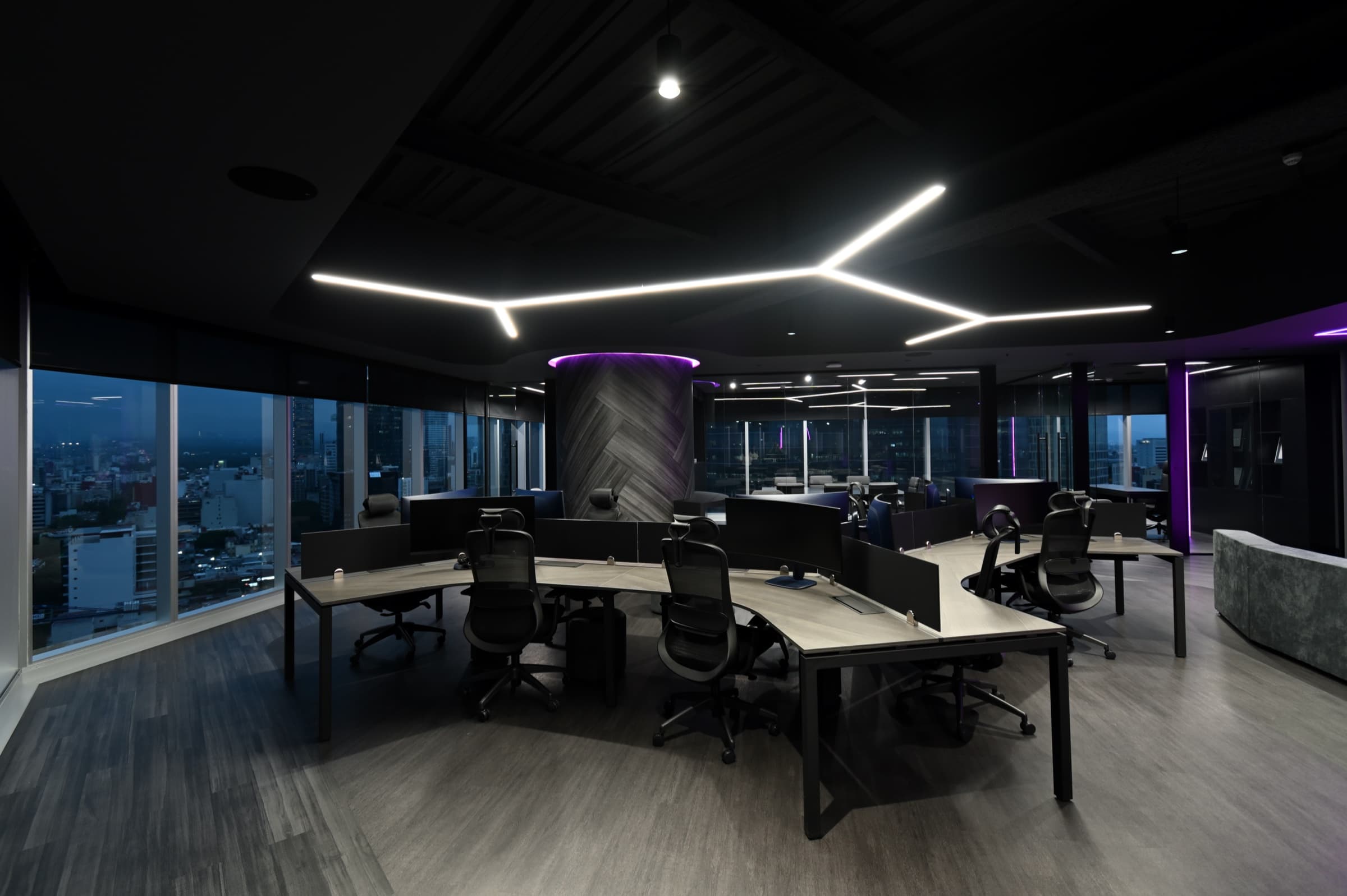 Esquina de oficina con iluminación púrpura