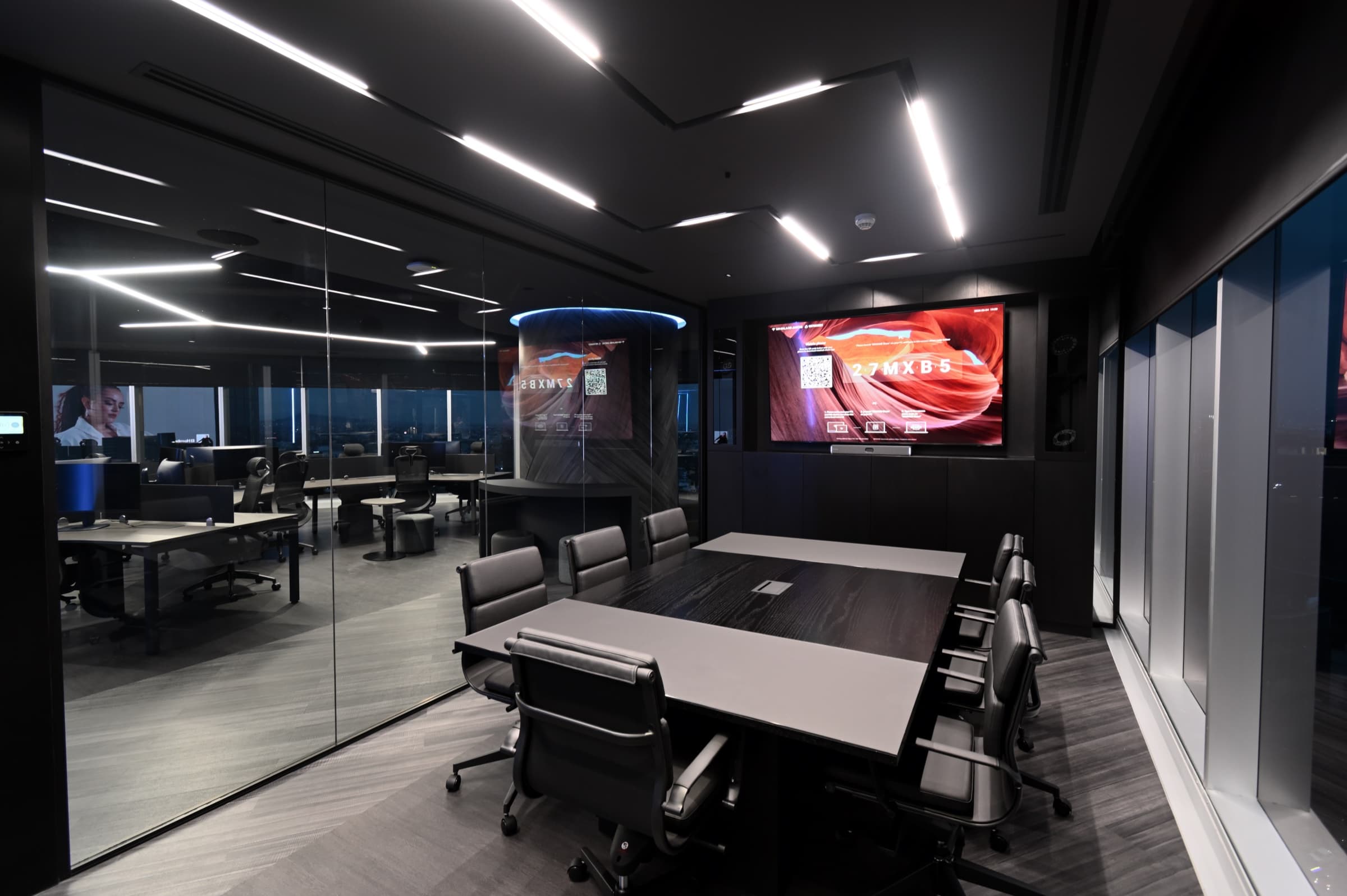 Sala de juntas con mampara de cristal y pantalla